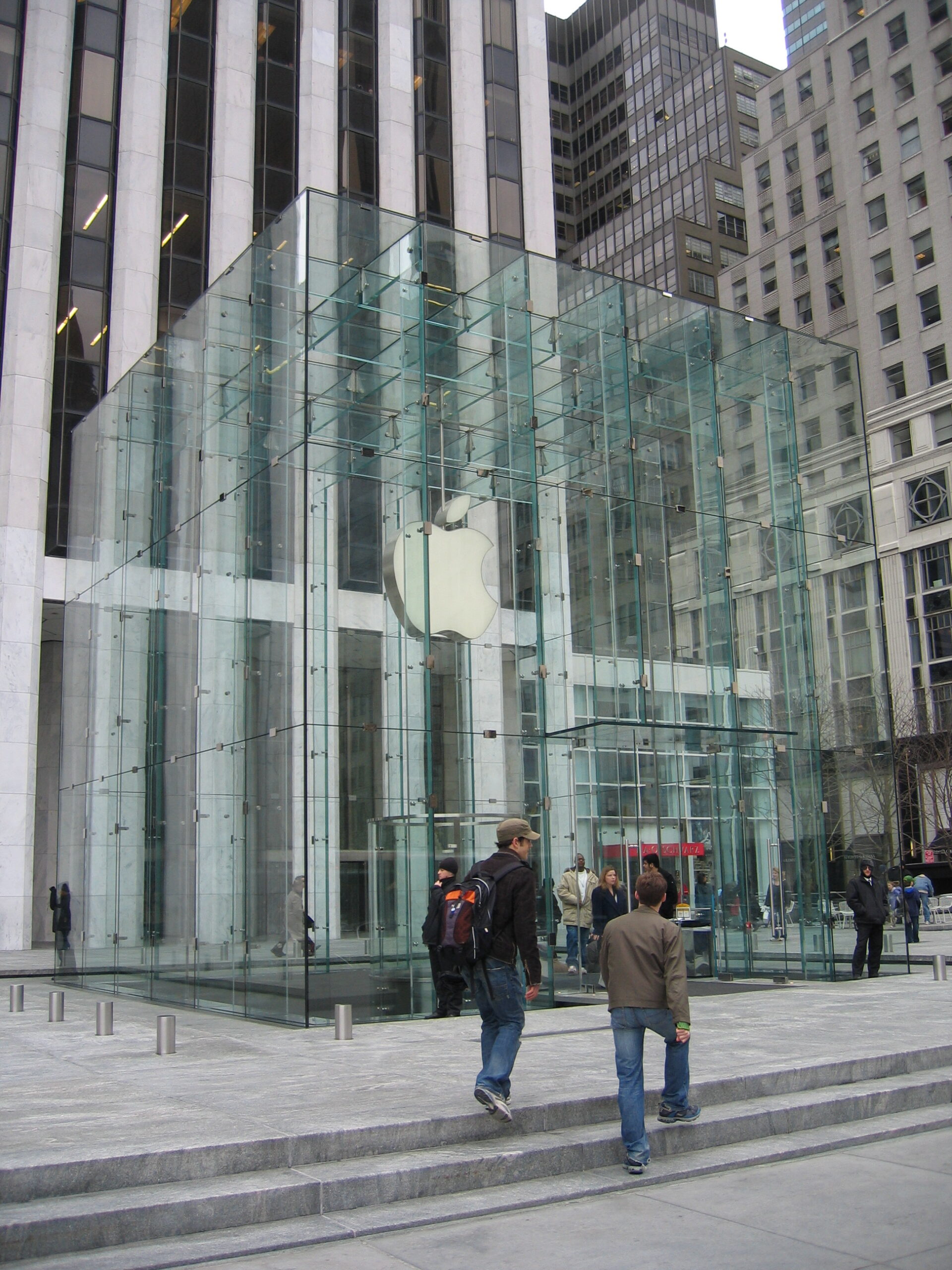 Apple store storefront, the company now facing an Apple UK antitrust lawsuit