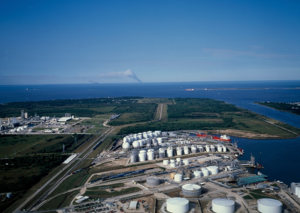 Crude oil storage tanks representing assets in the Enbridge Tallgrass deal