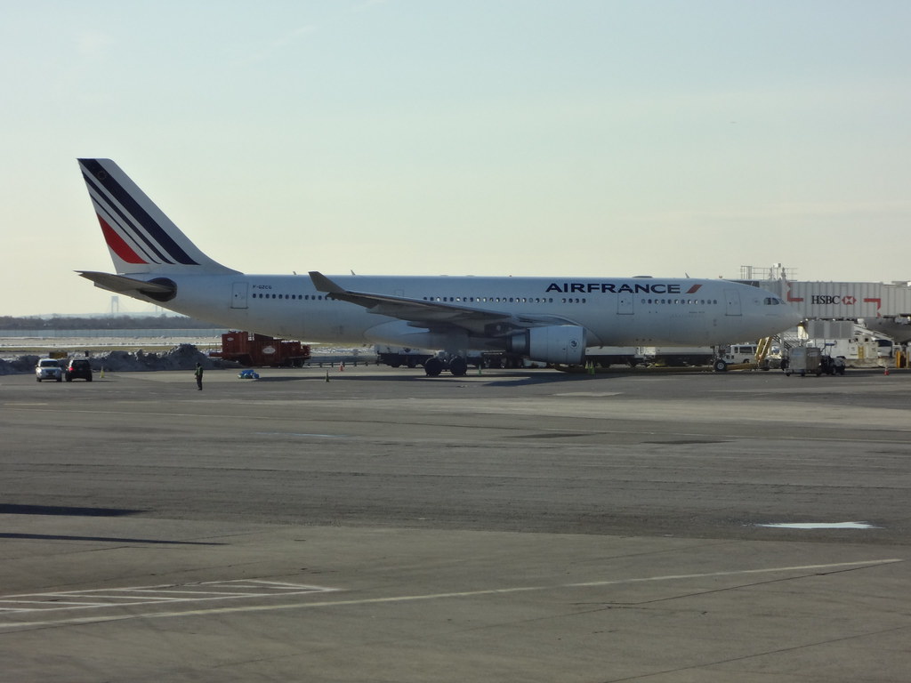 US flight delays surge: passengers waiting near an airport departure gate
