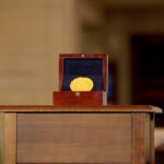 Gold medal in a presentation case representing the Nobel Prize economics 2026 awarded to Hall and Woodford