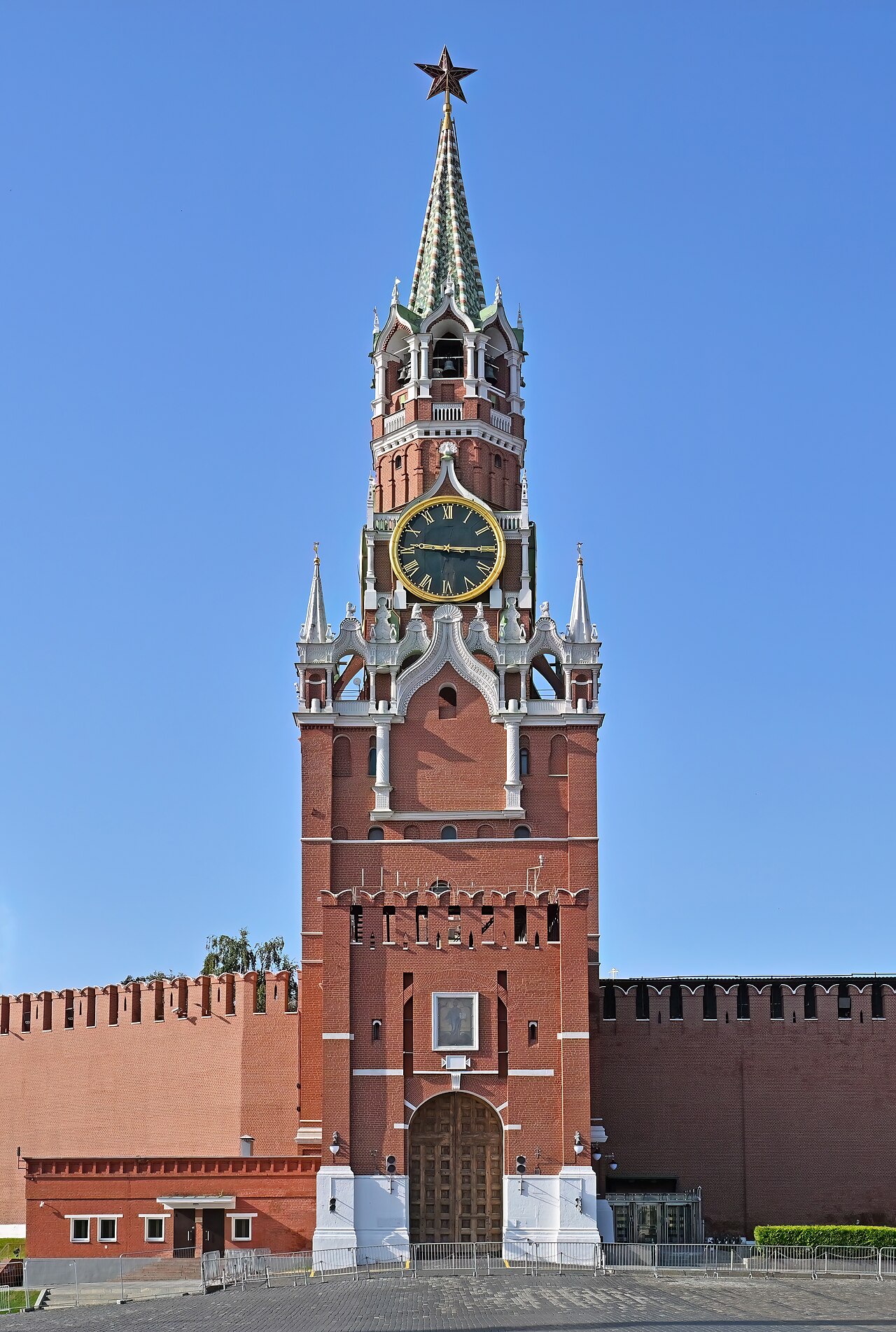 Putin rules out ceasefire - Spasskaya Tower on the Kremlin wall in Moscow